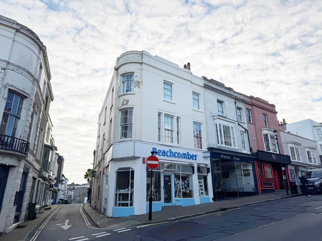 Lot: 83 - FREEHOLD TOWN CENTRE MIXED INVESTMENT - Corner building with commercial unit on ground floor
